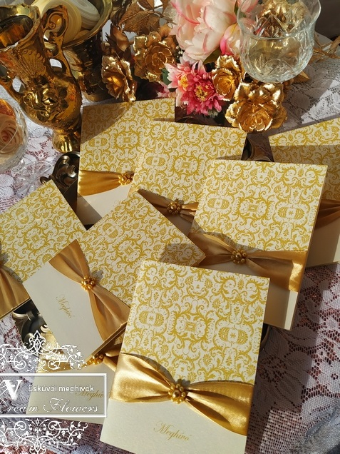Exkluzív arany mintás esküvői meghívó gyöngyvirág díszítéssel