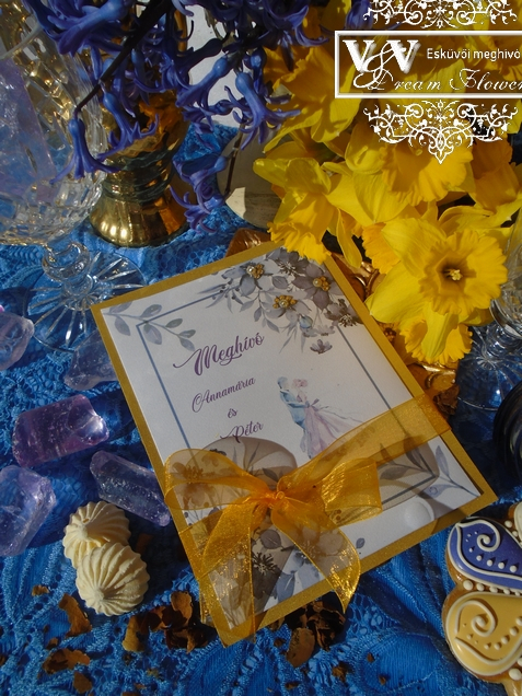 KÉK VIRÁGOS ESKÜVŐI MEGHÍVÓ SÁRGA ORGANZA SZALAGGAL ÉS STRASSZOKKAL DÍSZÍTVE